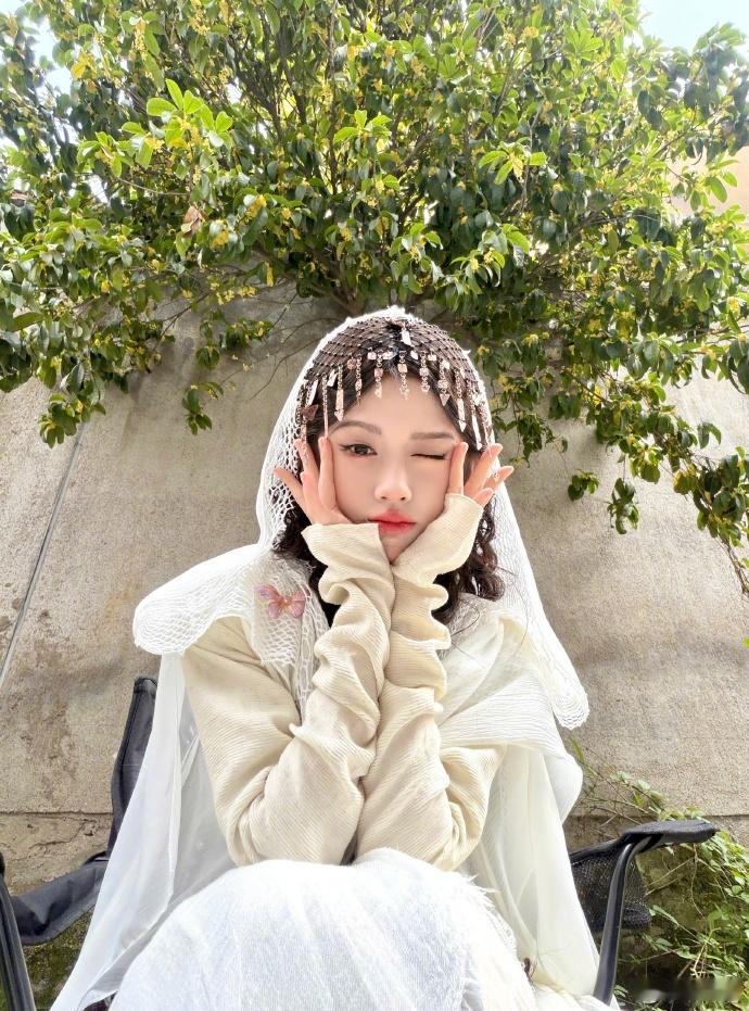 比桂花香先到的是鞠婧祎香味  比桂花香先到的是鞠婧祎香味，感受到了秋天的味道了呀