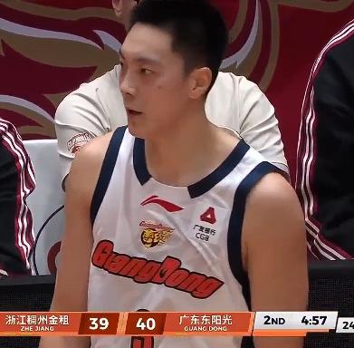 胡明轩本赛季三分球14中3，这样的表现已经不适合国家队！

12月16日，CBA