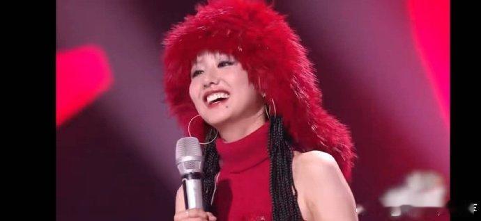 补菜cha徐明浩新歌被怼 哈哈，补菜唱《波斯猫》时，舞台上又甜又飒还带疯批气质，