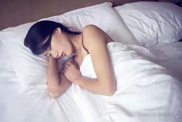 晚上回到家，脱掉那身穿了一整天的衣服，皮肤碰到被子的那一瞬间——你有没有发现，整