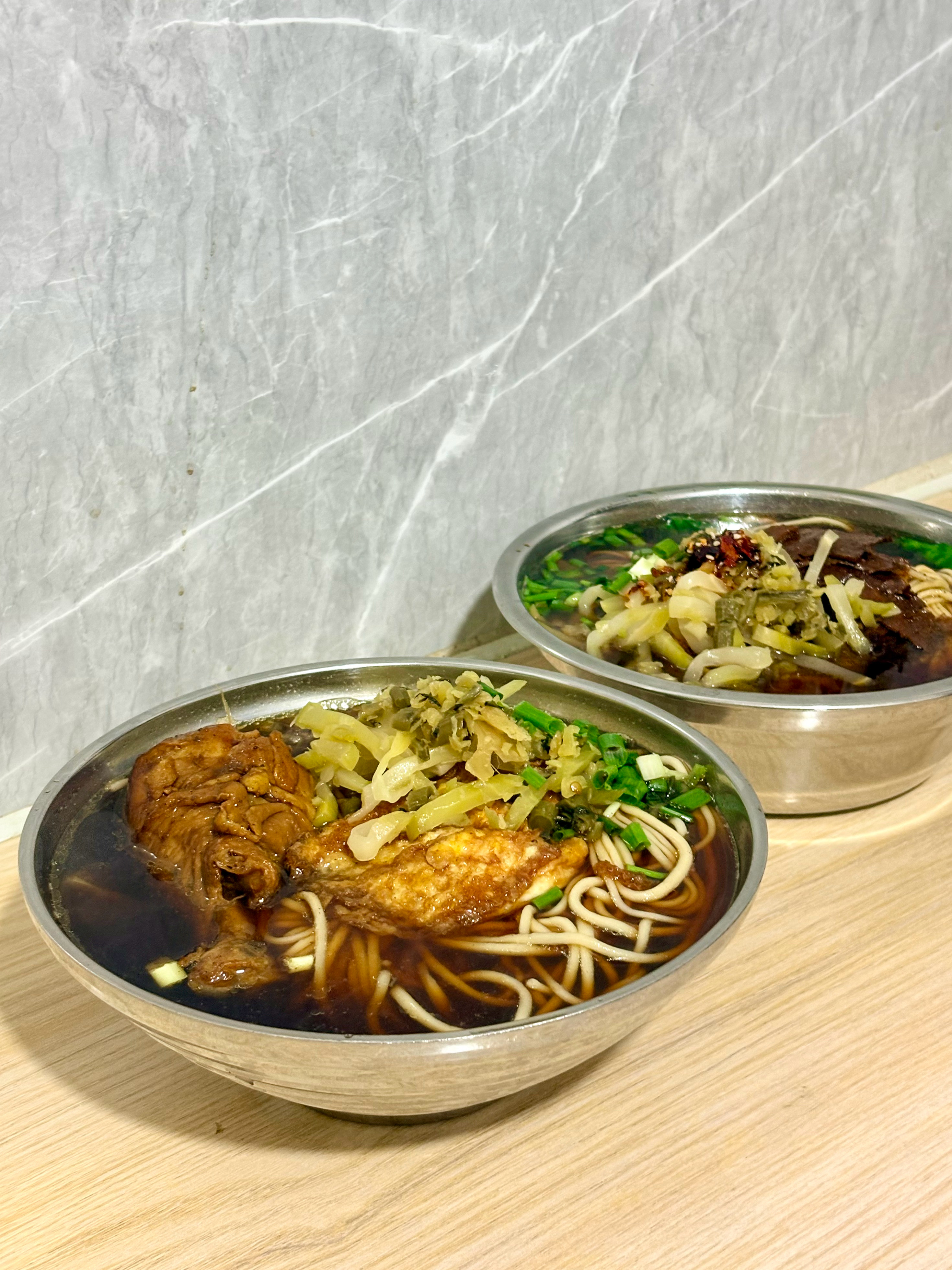 福州拉面馆终于解锁到洋中老牌拉面汤头有香料味拉面偏软但是有我爱吃的卤鸡腿很加分！