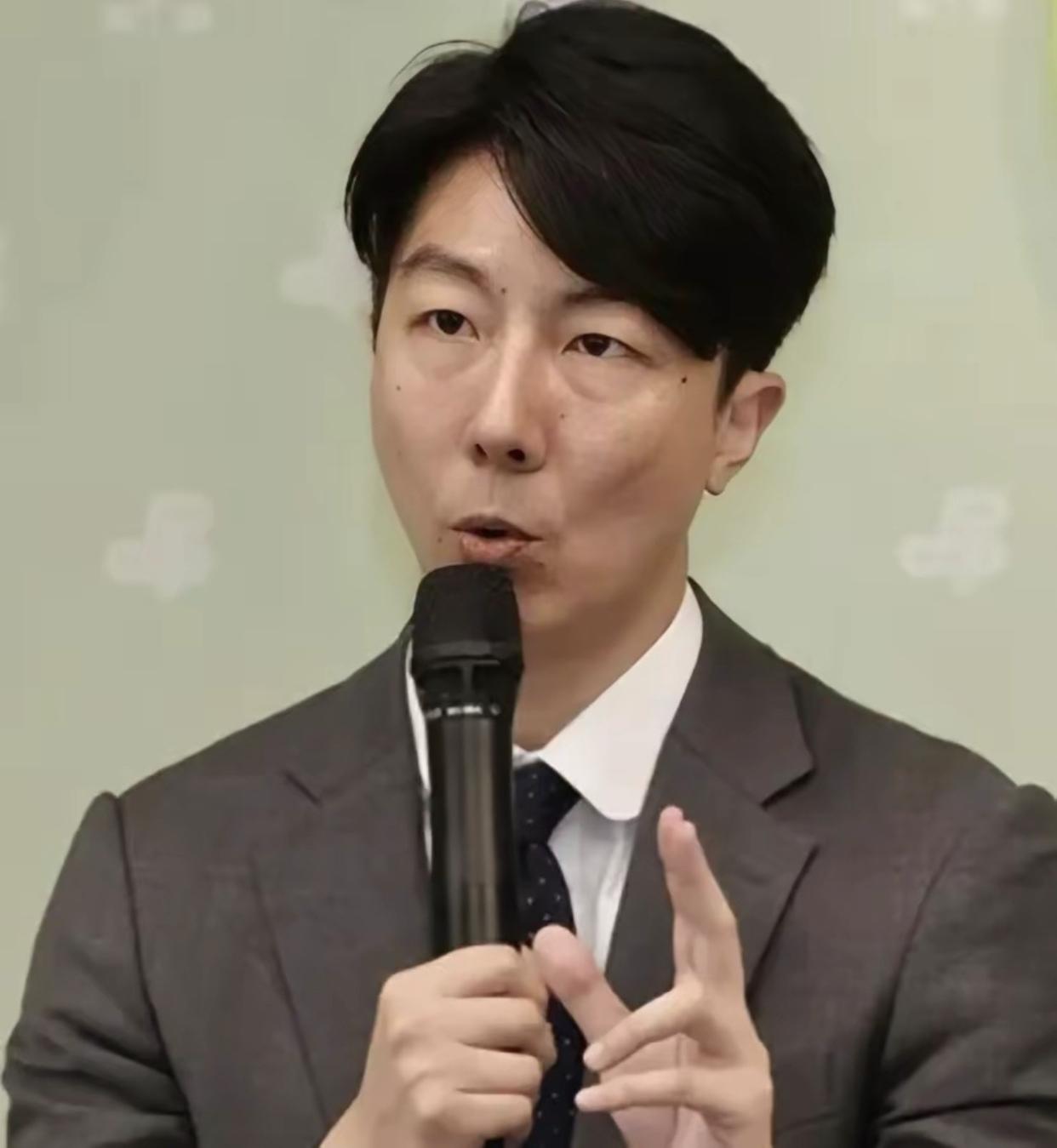 台民进党发言人吴峥表示：他不是中国人，不是中华民族的一份子，也不乐见中华民族的复