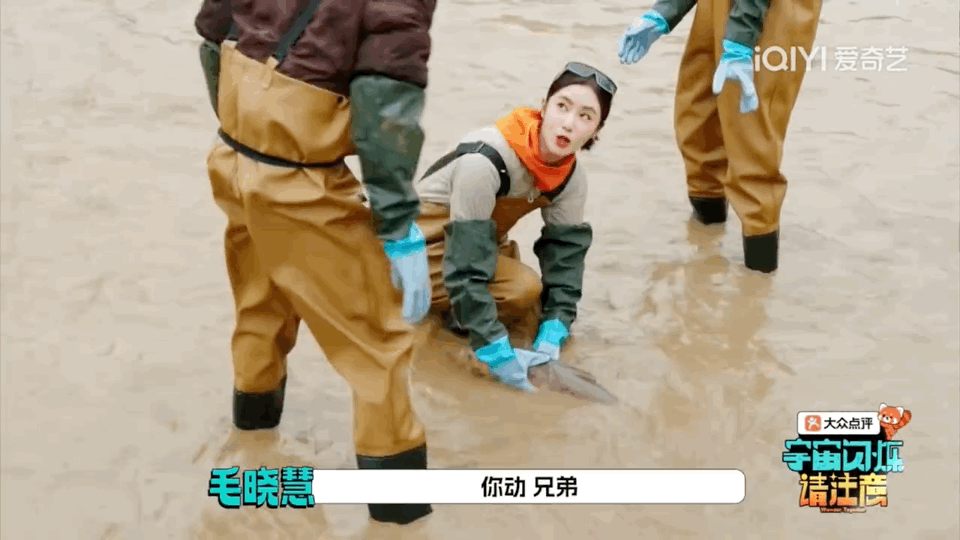 何浩楠真被毛晓慧整自闭了毛晓慧一句“你别动兄弟”，何浩楠条件反射站起来。毛晓慧回