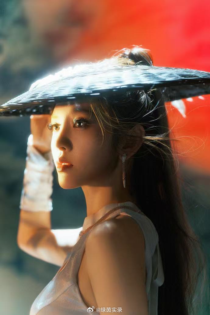 唐艺昕江湖侠女造型 她穿侠女装站在那里，眼神里有故事感。跟以往的造型放在一起简直