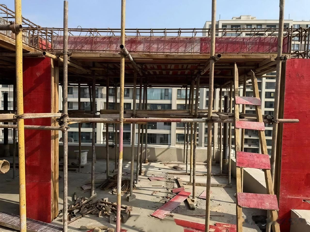 【中垠铂悦府被指虚假宣传，屋顶违建引争议】济宁任城区的中垠铂悦府小区，最近因为屋