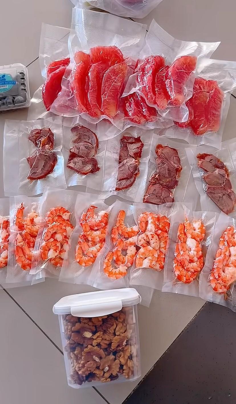 给高中女儿带自己包的食物，被老人说太惯着孩子，在自我感动！“学校里明明啥都有卖的
