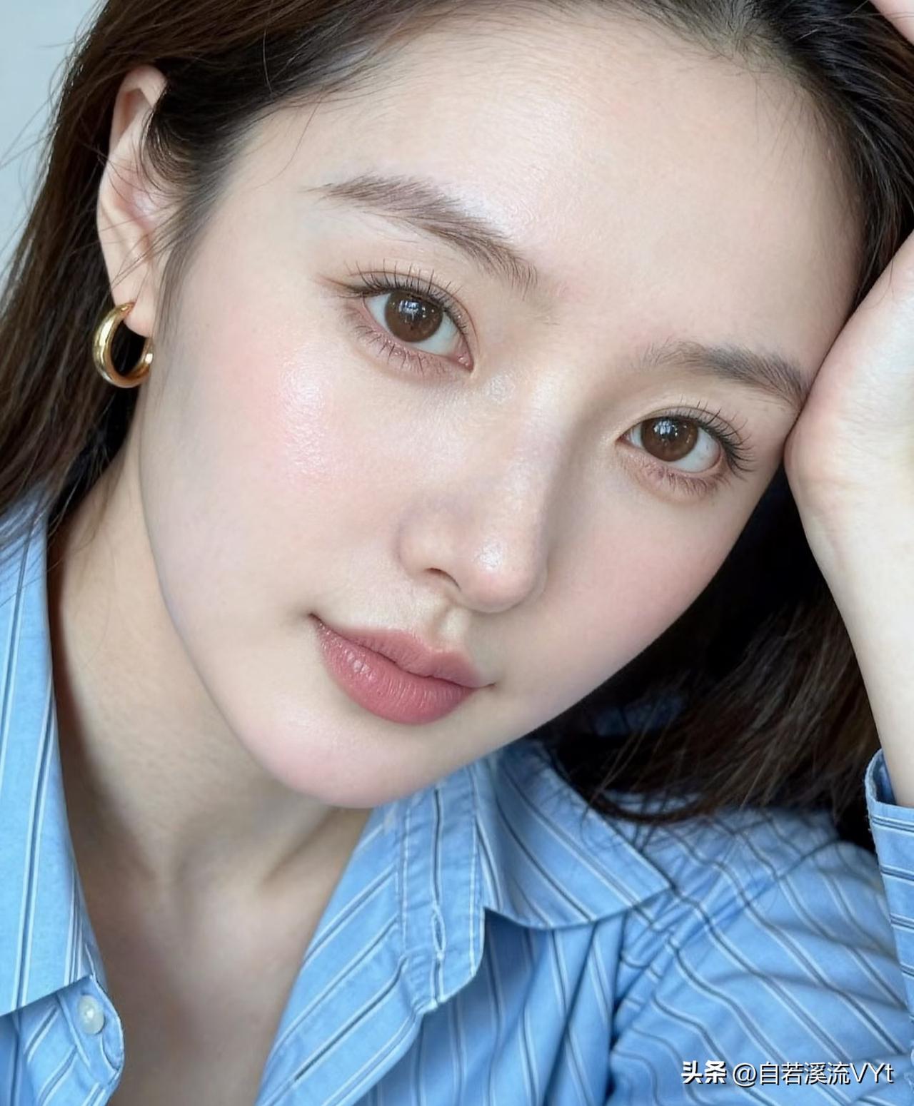 清平乐·清颜自婉
 
眸光澄澈，眉黛轻勾勒。
鬓发慵垂温韵绰，一抹素颜如酌。
 