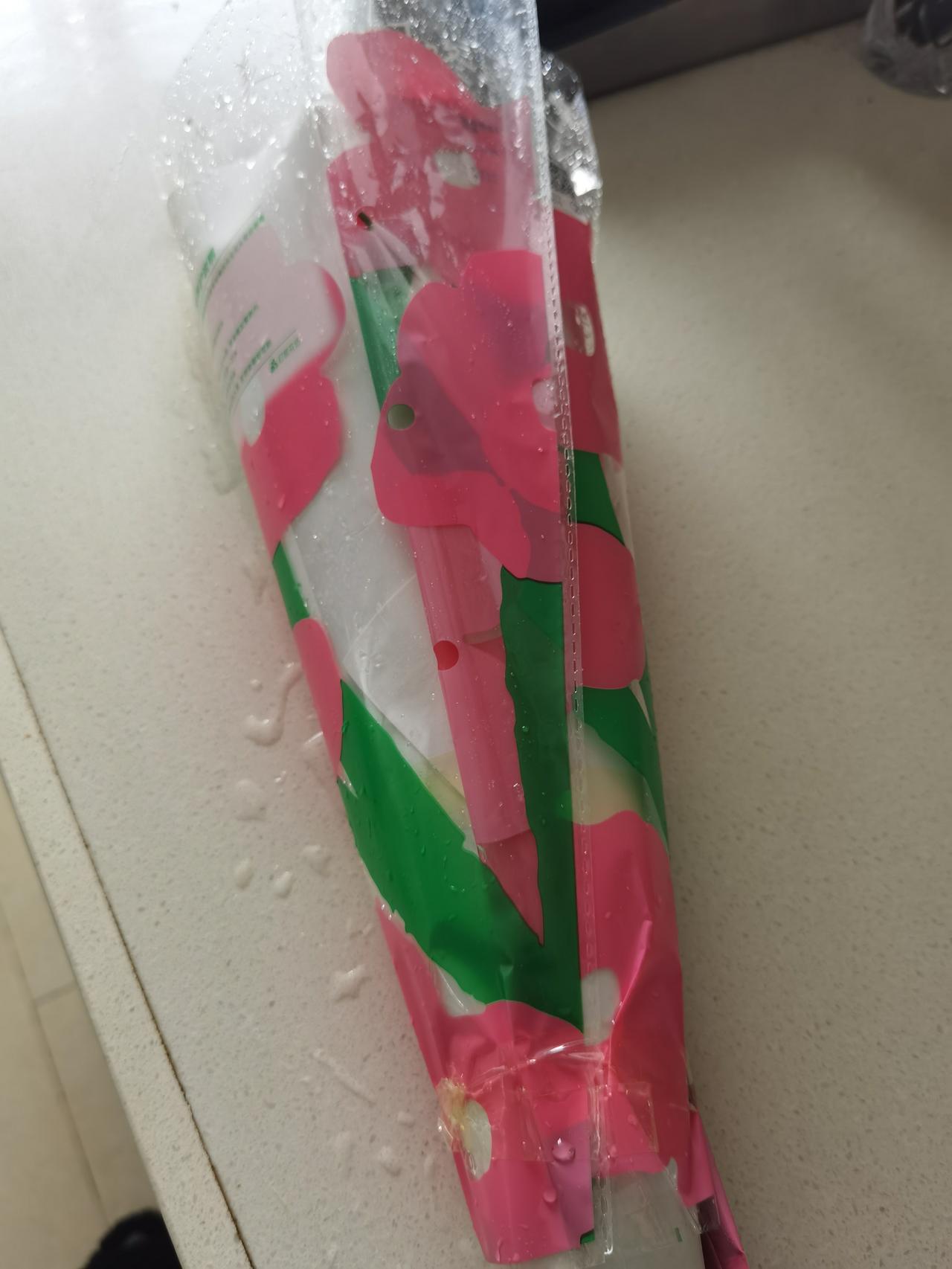 520的花，是自己买的。

没有失望的等待，也没有措手不及的惊喜。

被爱很好，