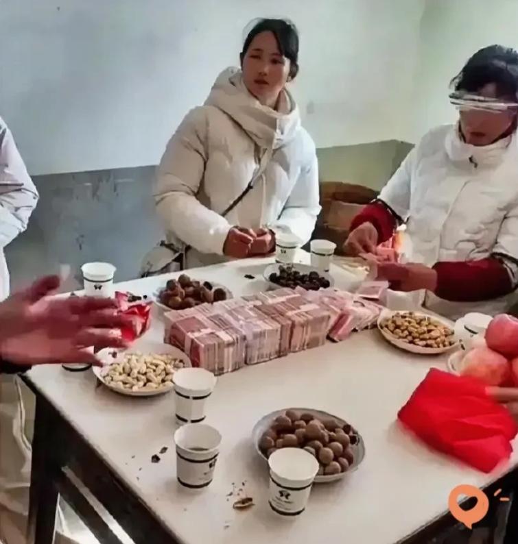 江西九江，一对情侣准备结婚，彩礼38.8万。
订婚当天，女方母亲说要清点一下，男