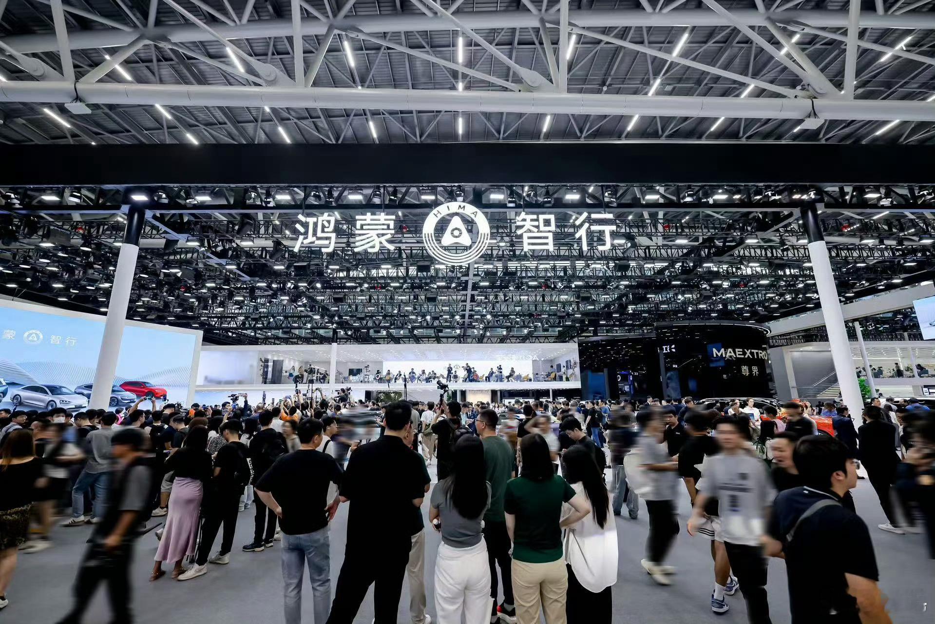 广州车展智界R7敲敲有惊喜 在 2024广州车展  的鸿蒙智行展台上，智界R7的