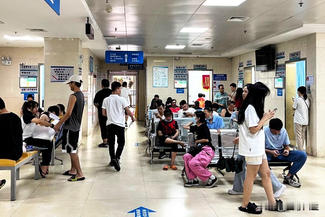 我们以前最怕啥？不是没钱，是生病，但现在不怕了。以前看病贵、报销难，慢性病吃药常