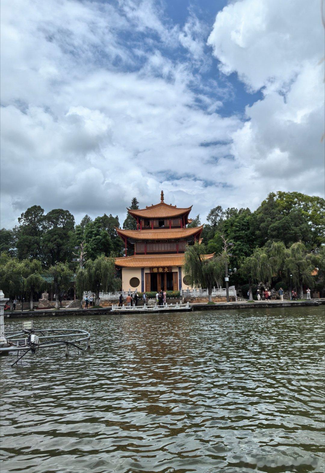 每日一善阳光信用 逐光而行，步履不停，心怀赤诚，万事皆能圆满 