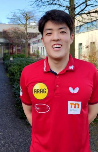 邱党有个双胞胎哥哥叫邱梁，他的父亲邱建新是世界上有名的乒乓球教练。他们都子承父业