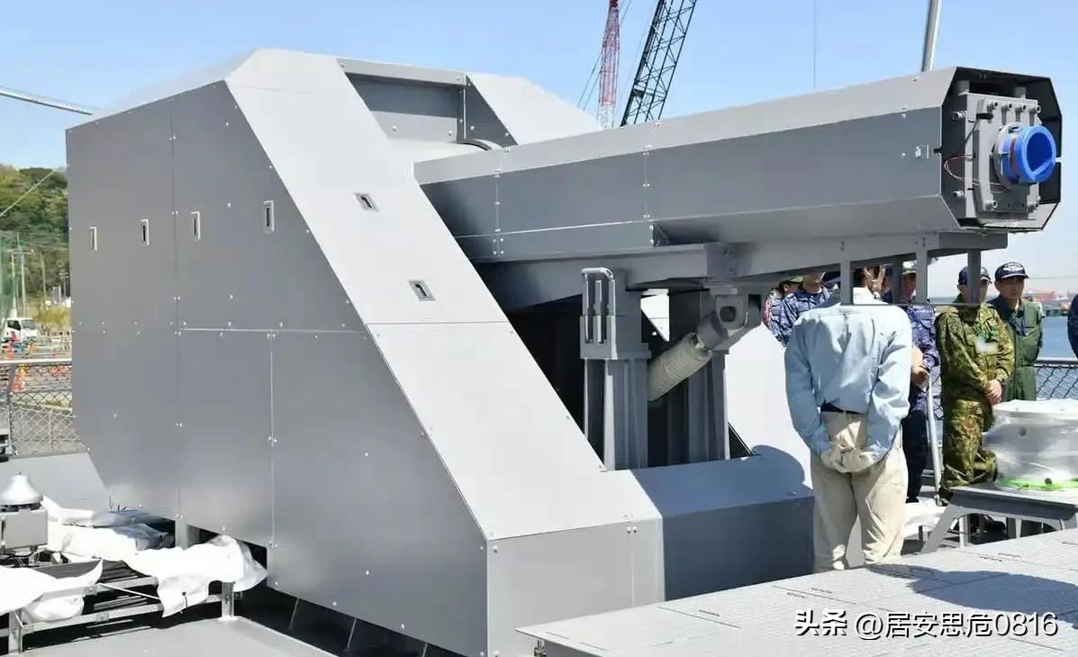 ◽
新入学的一年级医学生正在上第一堂解剖课。

他们围着一张桌子，桌上摆放着一具