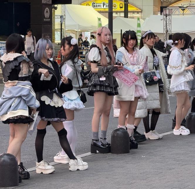 日本街头奇特一幕：女孩举牌不卖商品，而是在“出售陪伴”？背后藏着怎样的社会密码