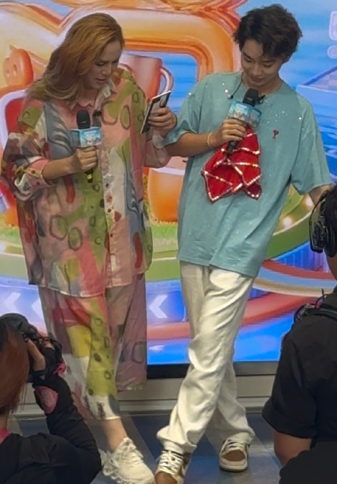 那艺娜钟美美跳扫腿舞那艺娜钟美美cha扫腿舞 哈哈哈哈，钟美美那艺娜跳了扫腿舞 