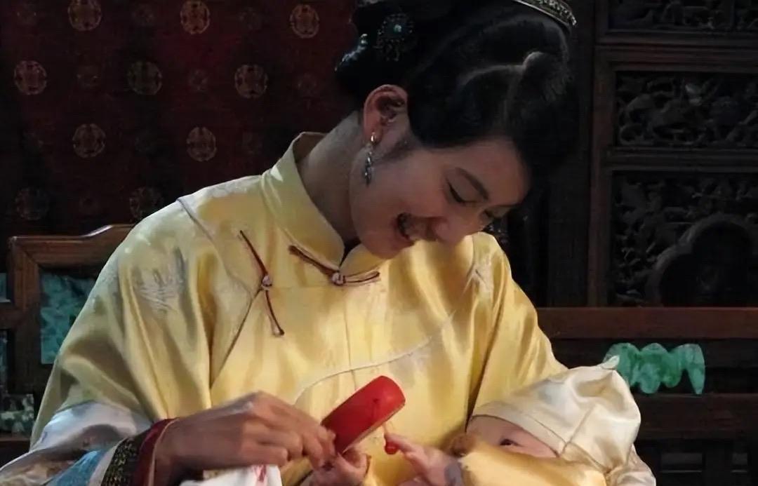 当溥仪的乳娘有2个规矩：一是喂奶，二是“毫无人性”！

1906年的北京城，