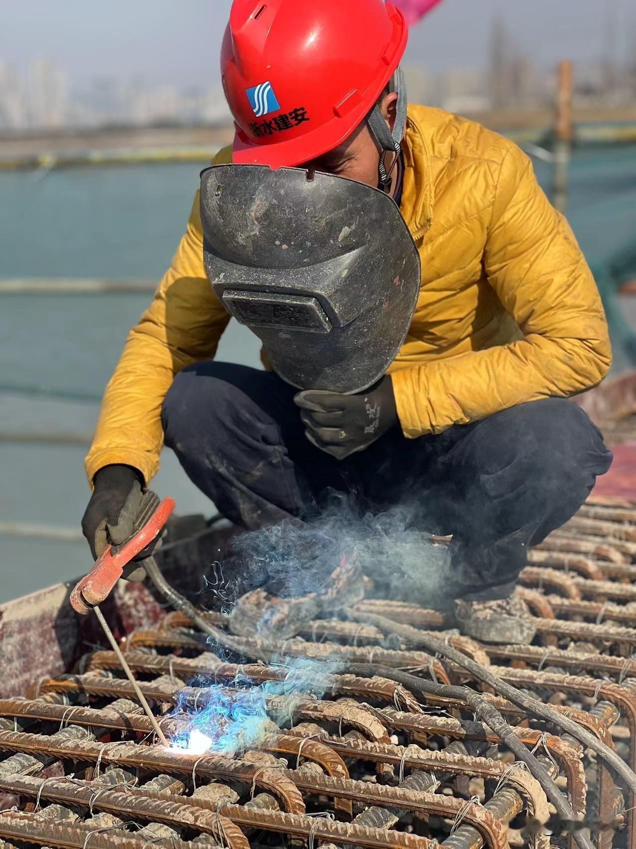 什么是光荣？光荣就是被人赞美羡慕的光彩和荣耀，即人们俗称的面子。面子有什么作用？