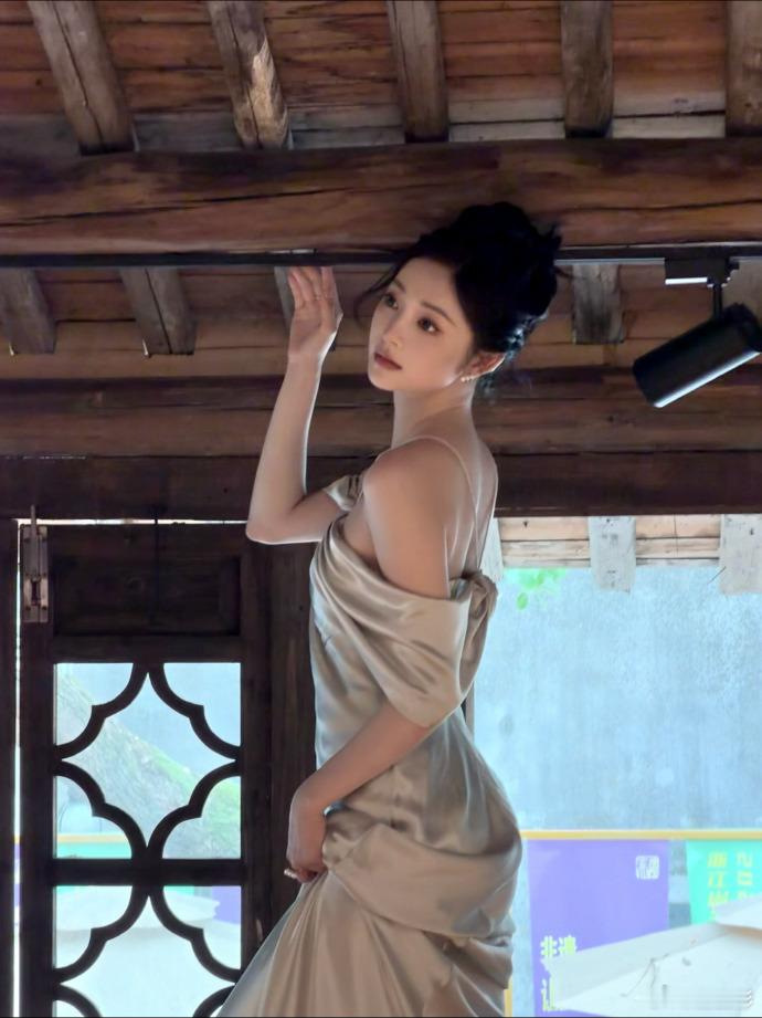 周洁琼东方美学这一块周洁琼身上的东方韵味 拒绝刻板老旧的国风造型，现代穿搭+中式