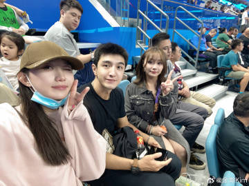 #金瀚徐志胜和冠军们观战亚运# 、和花游冠军、体操冠军一起观战亚运会花游和篮球比