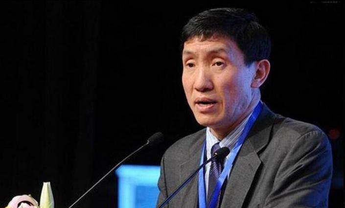 "中国拿什么挑战美国？"这话从麻省理工学院斯隆管理学院终身教授华裔经济学家黄亚生