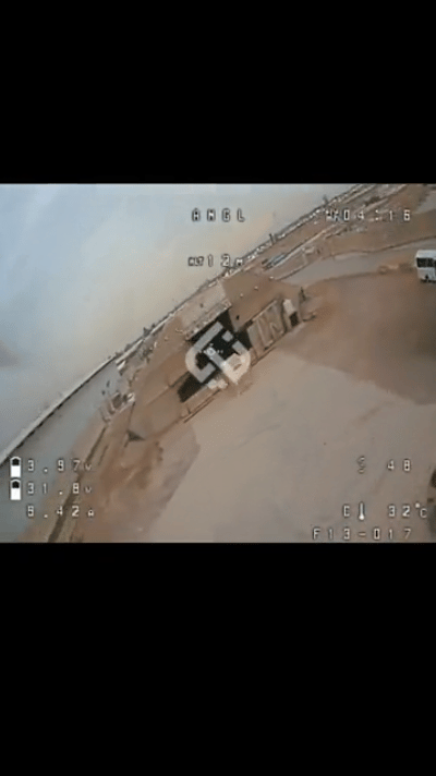 【观世界】【巴格达美军胜利基地遇袭，FPV无人机击中目标画面曝光😏】

🇮?