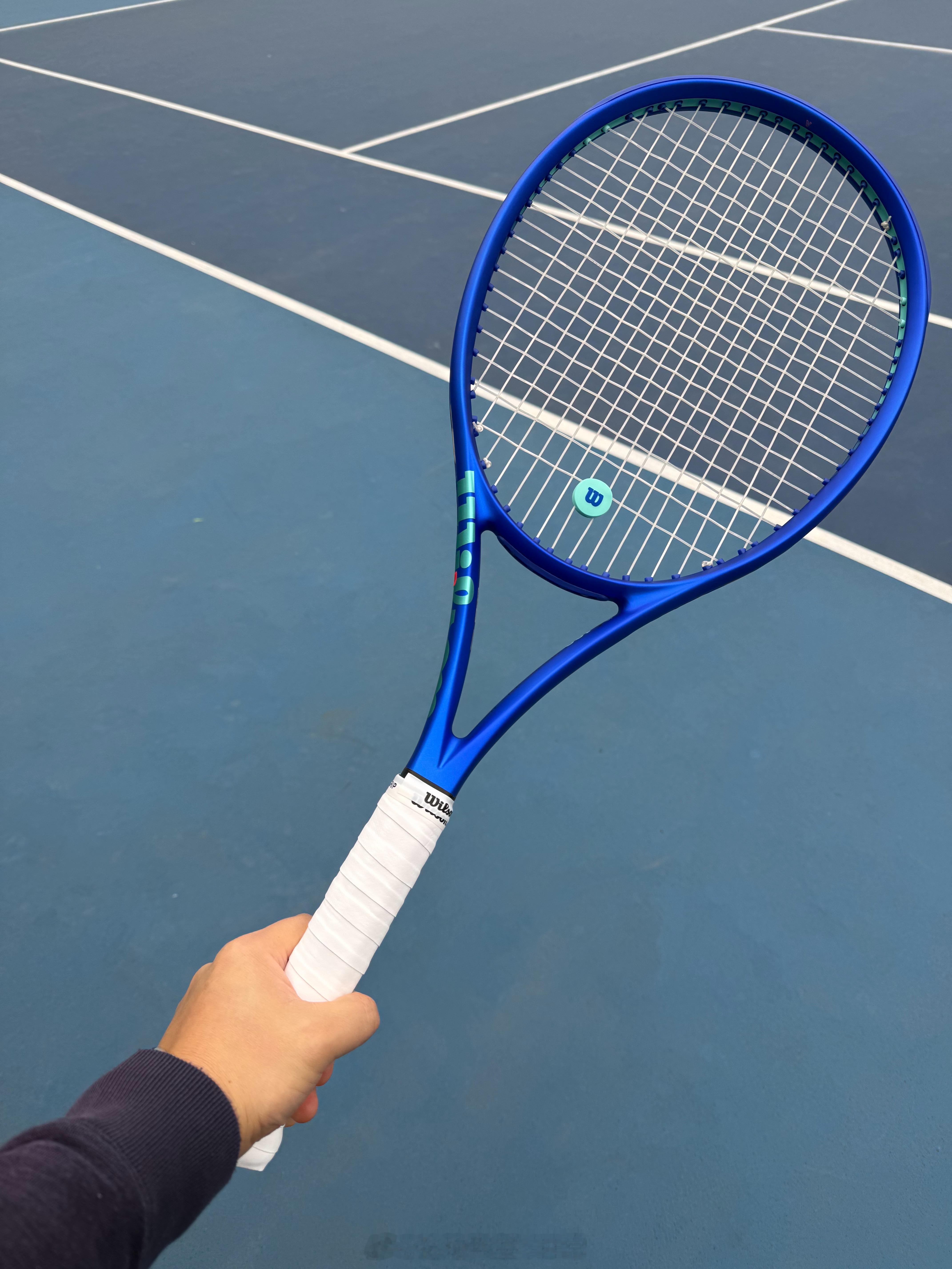 用上了郑钦文代言的拍子，真是帅啊，手感也不错呢。网球