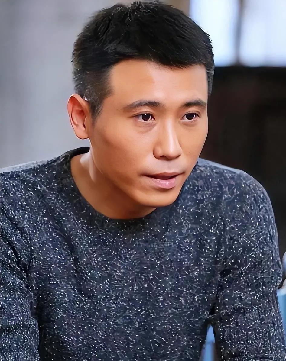 没想到朱媛媛的离去，把李乃文卷进了热搜，他就是个同学兼好友，他伤心了，是因为追念