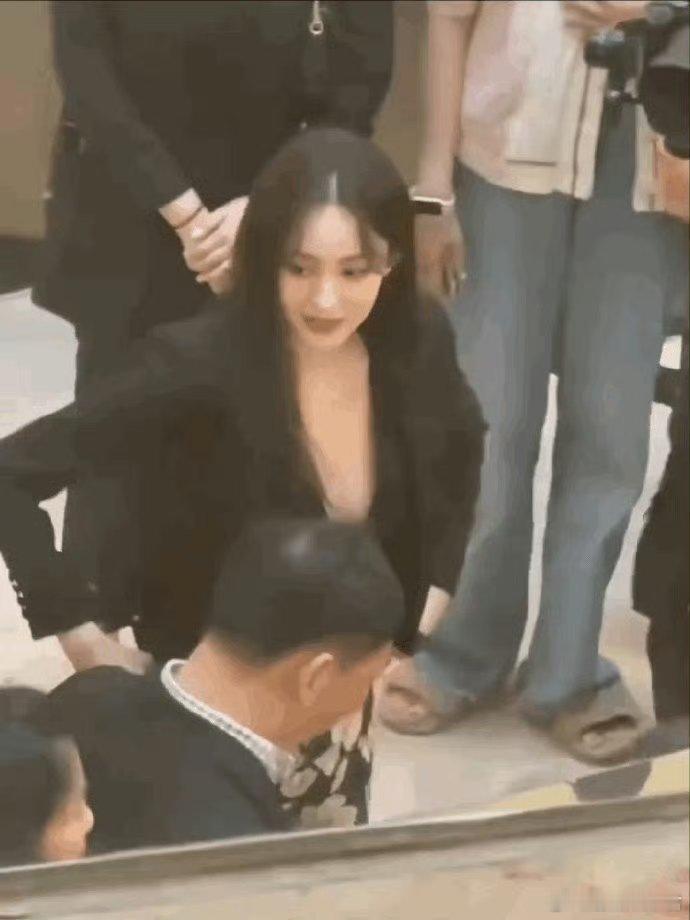 原来娜扎发缝也这么大… 