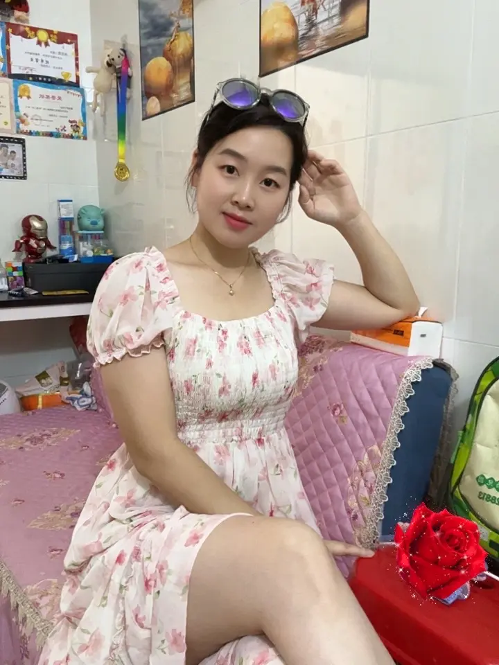 如今的我30多岁了，看见大街上的小女孩，真羡慕他们的年纪，不是羡慕她们...