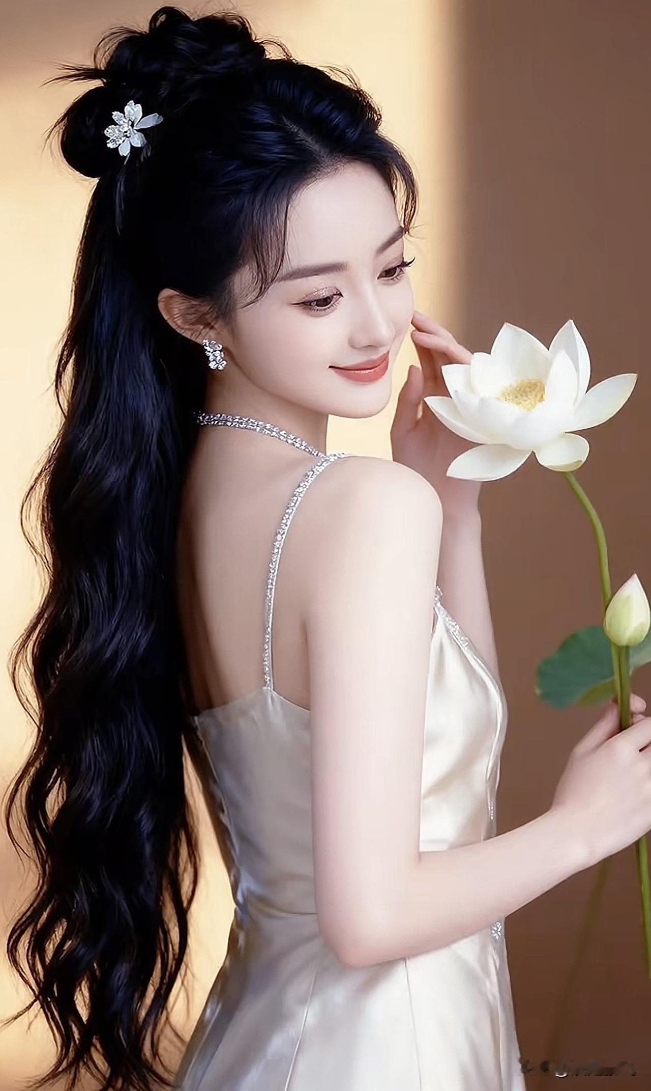 优雅白裙，黑发如瀑，手持白莲，宛如仙子。温柔气质小白裙 湖边白裙少女 温柔白裙写