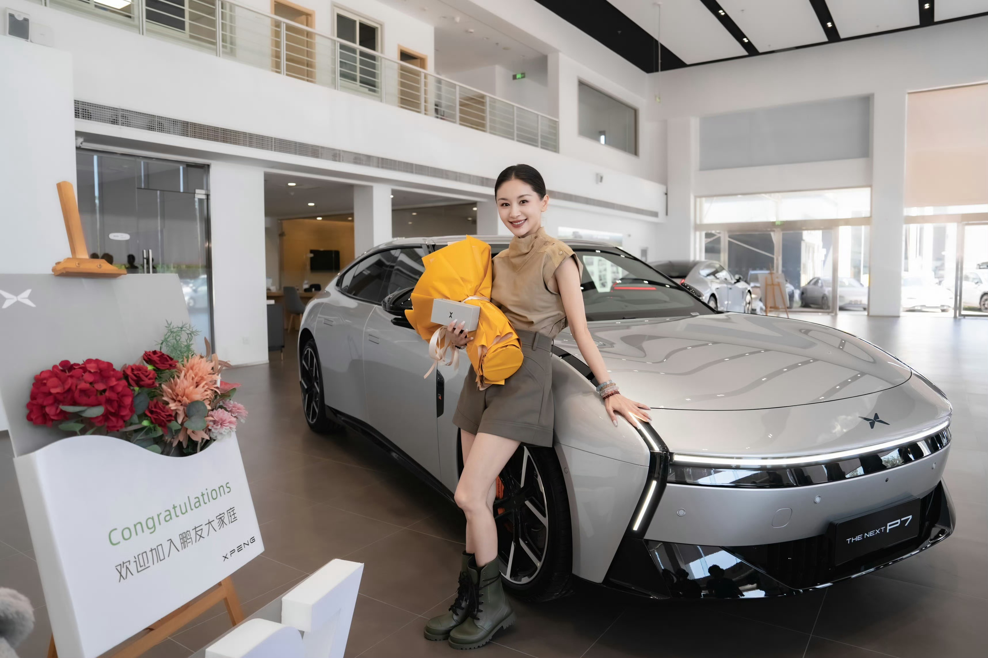 王子文现身小鹏门店提新P7王子文也来提小鹏P7了，小鹏现在主打高颜值女车主，没想