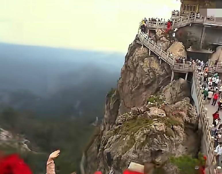 近日，一女子在河南老君山游玩时，随手拍下一把生锈同心锁，女子喊话同心锁上的2个人