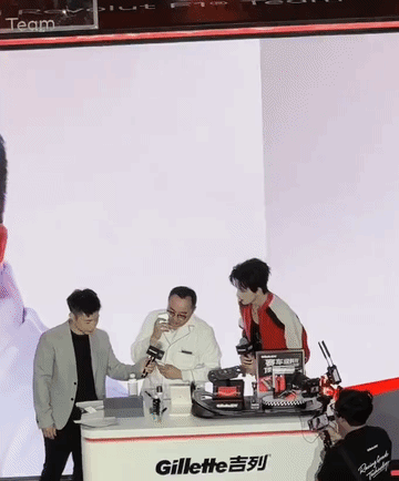 敖瑞鹏就是这样不经意的用他的“美貌”击中了粉丝的心，投到大屏幕上的那张脸，简直就
