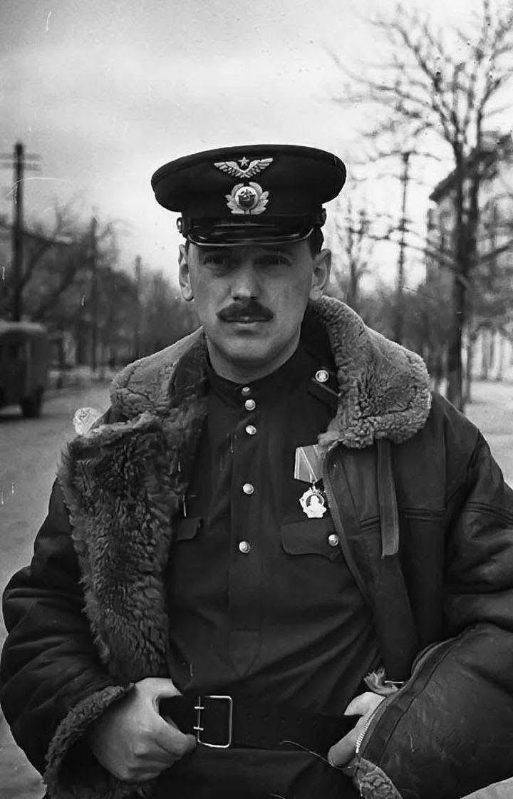 苏联国歌《牢不可破的联盟》填词人谢尔盖·米哈尔科夫历史留影！

苏联国歌的曲调源