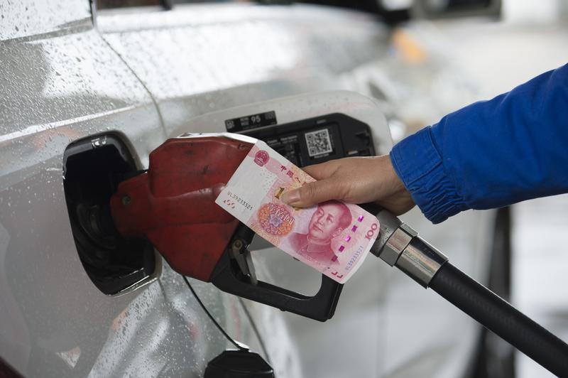 2月28日辽宁丹东，女子加油未完成开车带走油枪  ，工作人员立即开车追赶成功追回