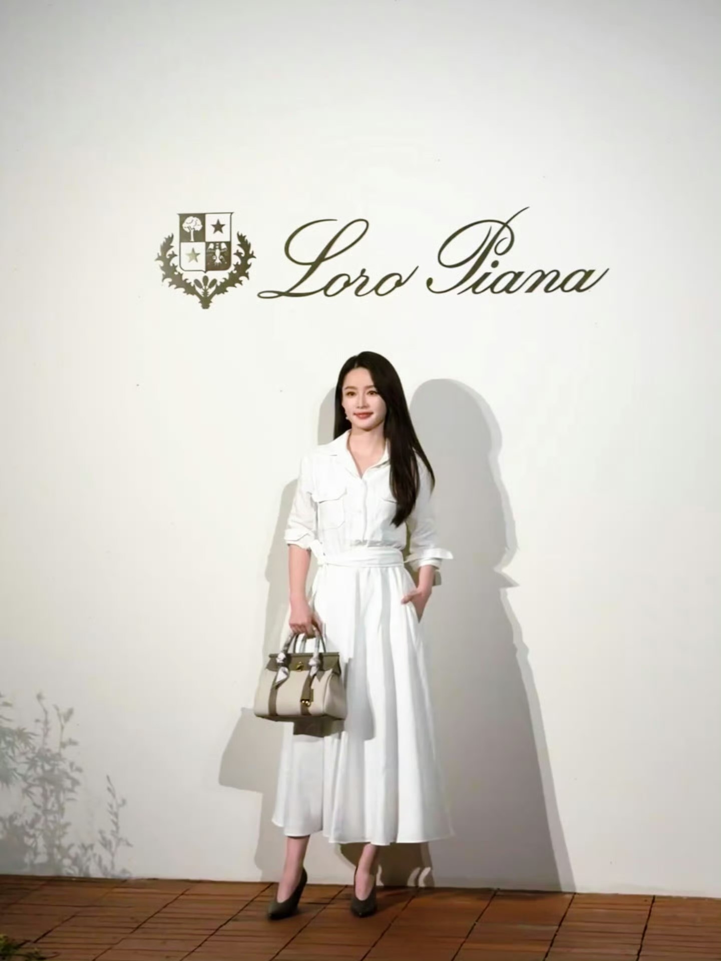 李沁出席晚宴look这不就是白月光千金归来嘛。 