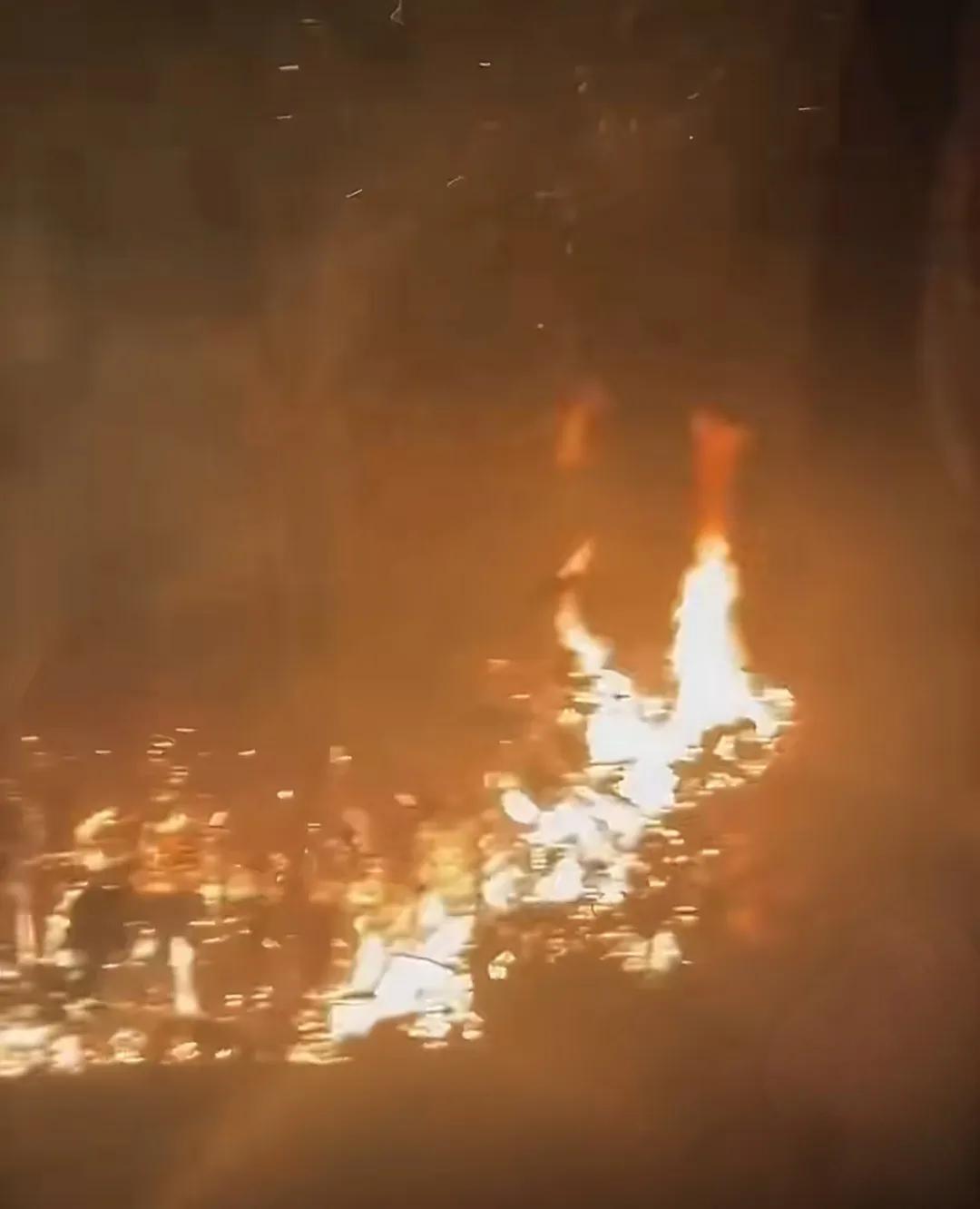 柬埔寨军队士兵昨天在柬泰边境点火，企图利用风向将火势引向泰国一侧，烧退泰军。
然