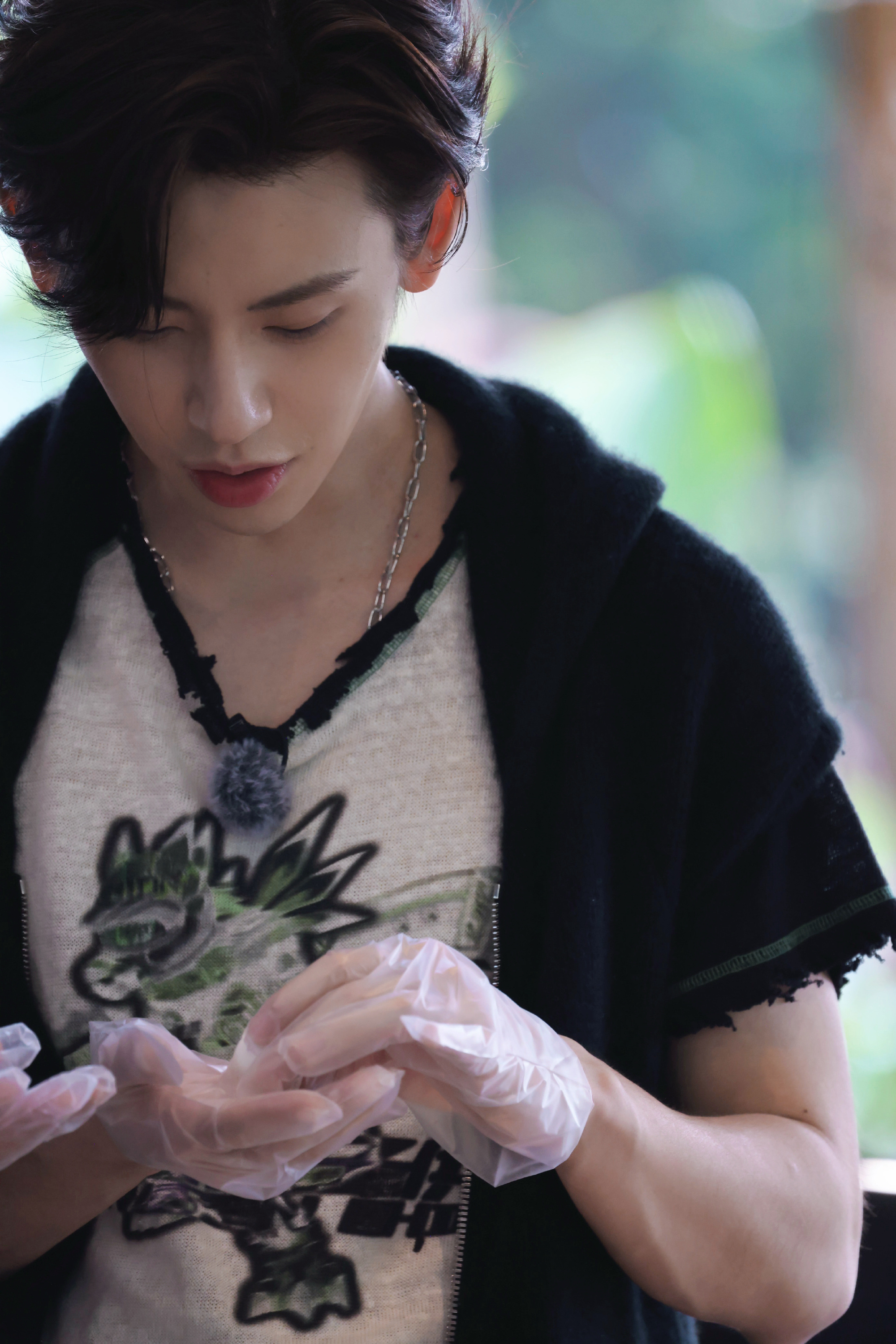 小鬼手势舞整张脸都在用力 他跳完之后的那个表情，比手势舞本身更值得截图。一脸“终