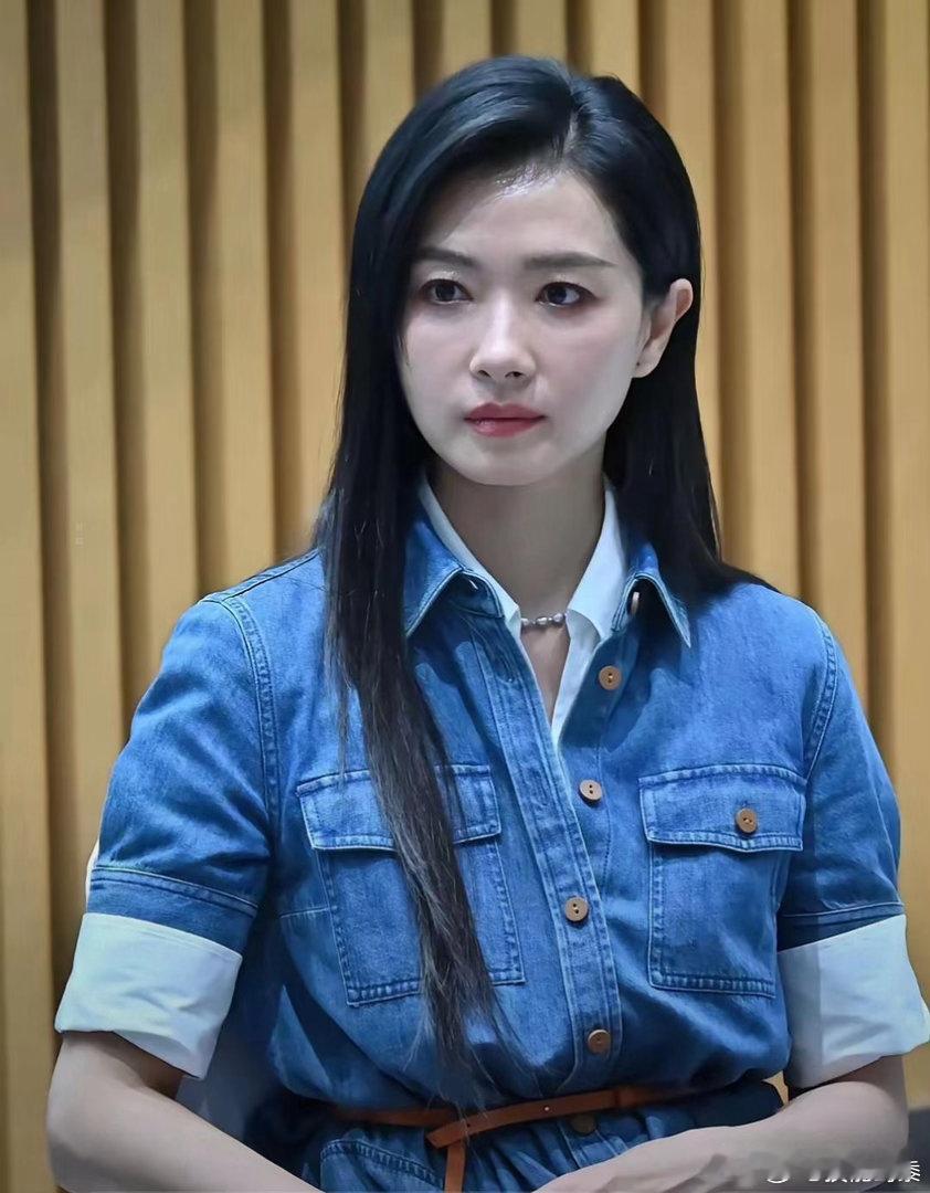 万茜的年龄感也上来了。 