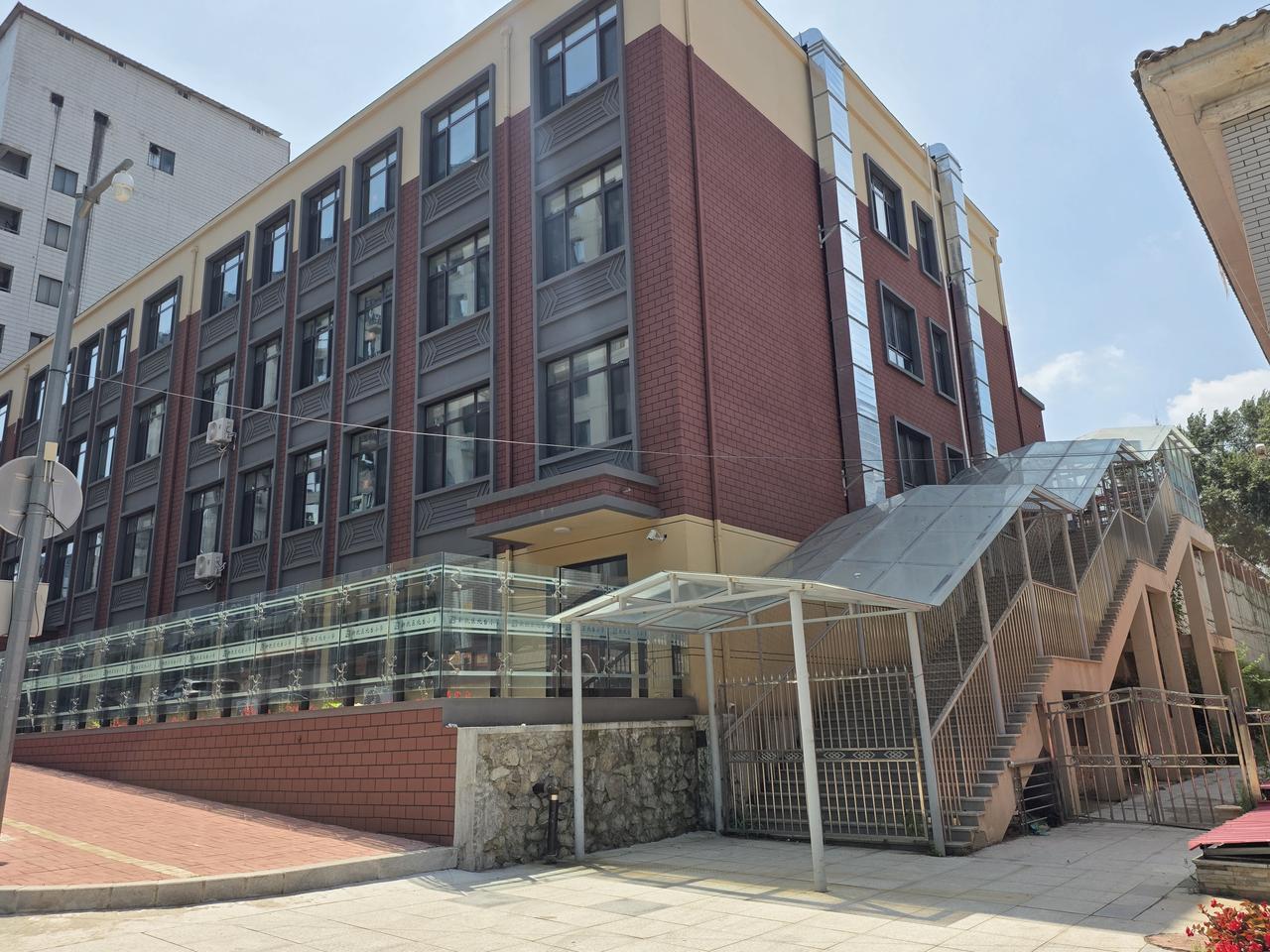 北台小学新建成的楼房颇为美观。北台小学原本操场空间狭小，后来抚顺市将室外游泳池填