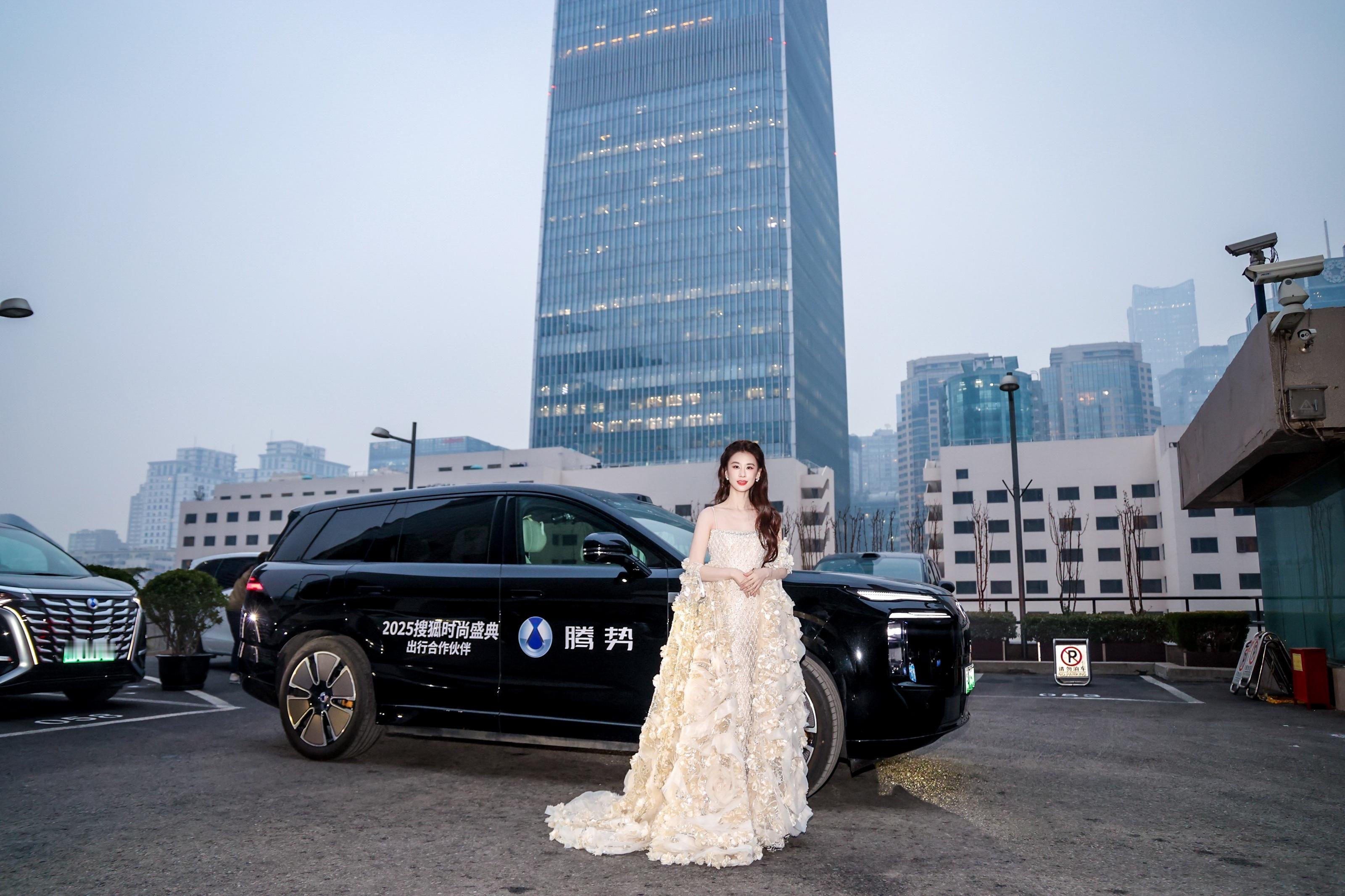 本来是蹲黄圣依的红毯造型，结果眼神完全被背景板上的腾势给吸引了！这灯光打的，这流