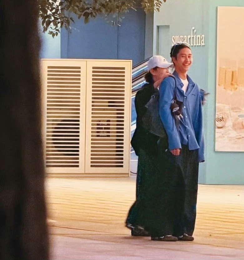台媒拍到waa魏如萱和小21岁的男友Lan外出约会🥰“时隔4个月的两地相思，终