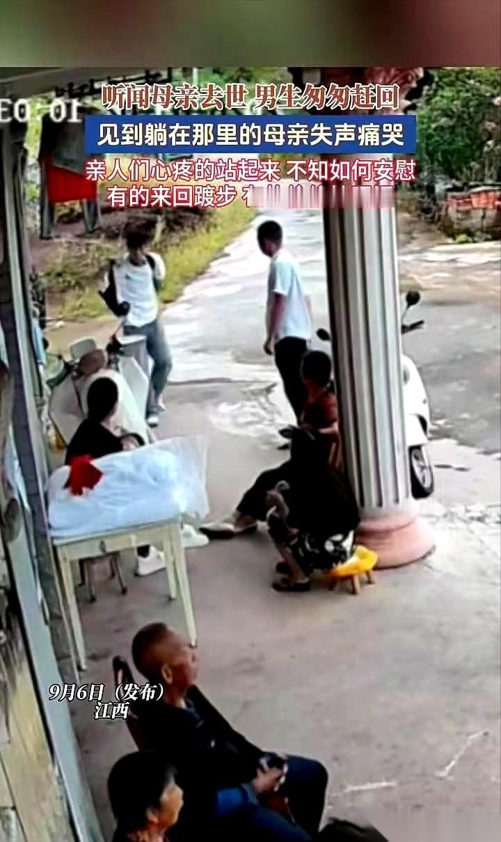 江西深夜的这栋老宅，堂屋的白炽灯亮得刺眼。门被猛地推开，那个满身尘土、连夜赶回来