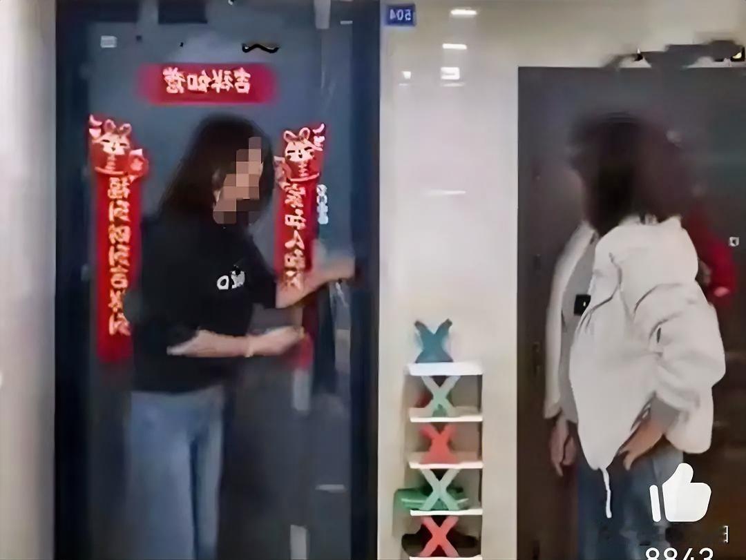 隔壁的门不能比自己家的门高
这究竟是一种迷信还是有什么说法
某小区一女子出门时看
