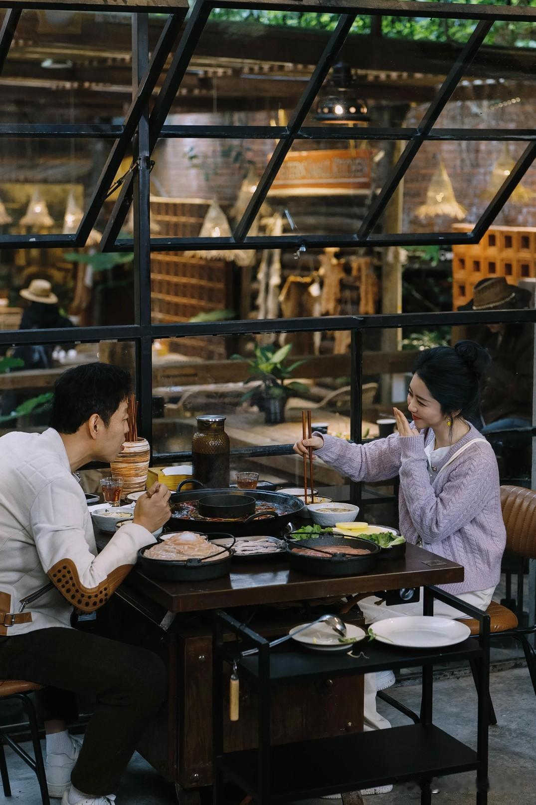 天啊！这拍摄水平也太棒了吧！文艺又高级的色调，松韵简直美出新高度！ 嘿嘿🤤🤤