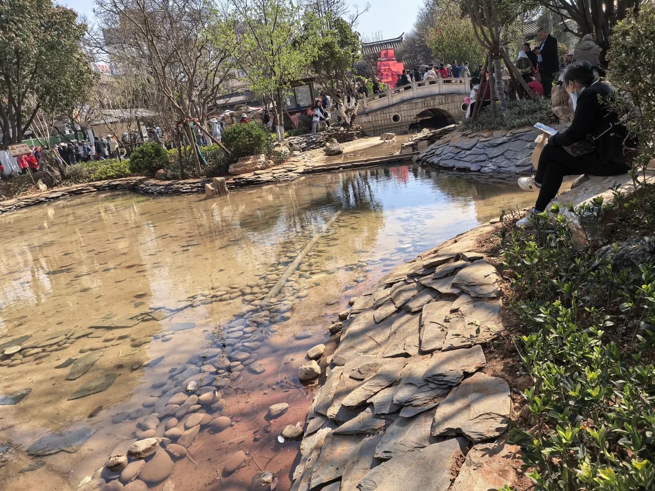 官渡古镇金钢塔这边上的公园前几天经过升级改造，变得更加的漂亮了。昨天去了一下，感