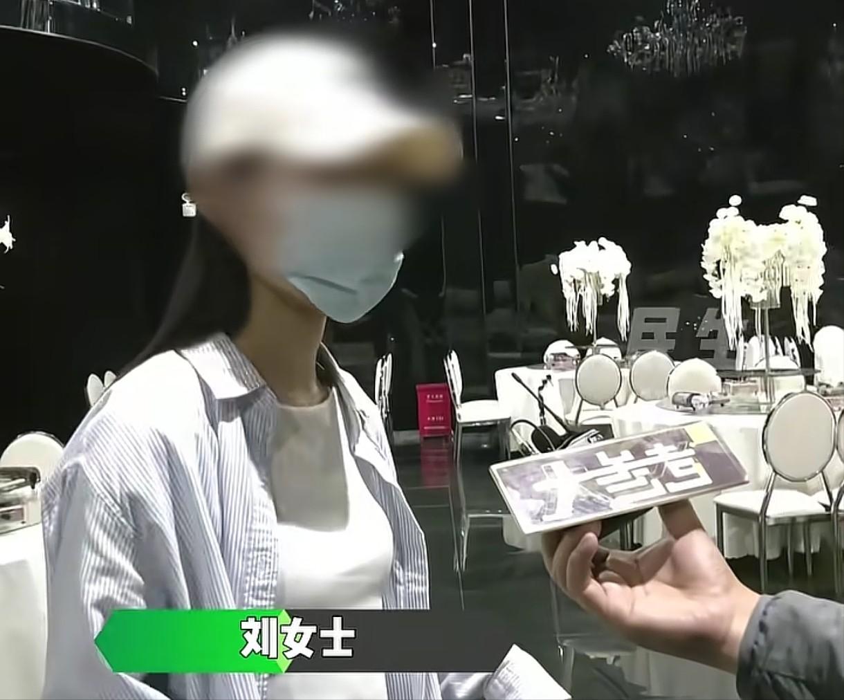太尴尬了！河南信阳，女子换好衣服下来敬酒，却发现自己的客人都走了，自己花4万多举