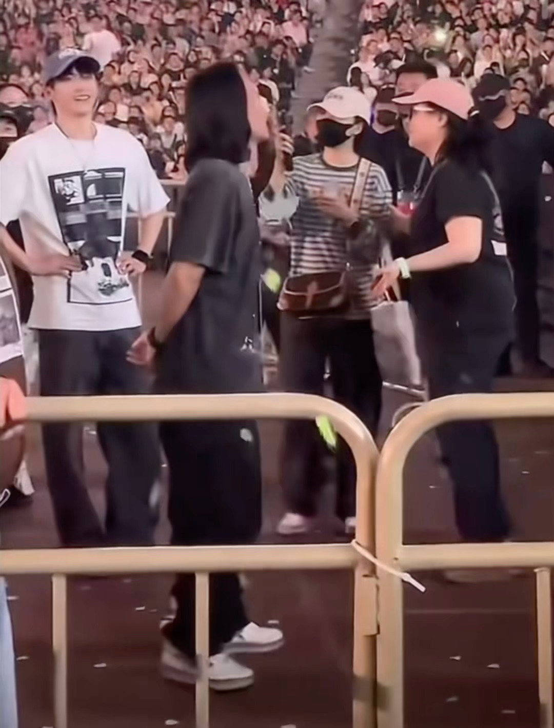 插着小腰开心的嘞 梓渝去看谢霆锋演唱会了