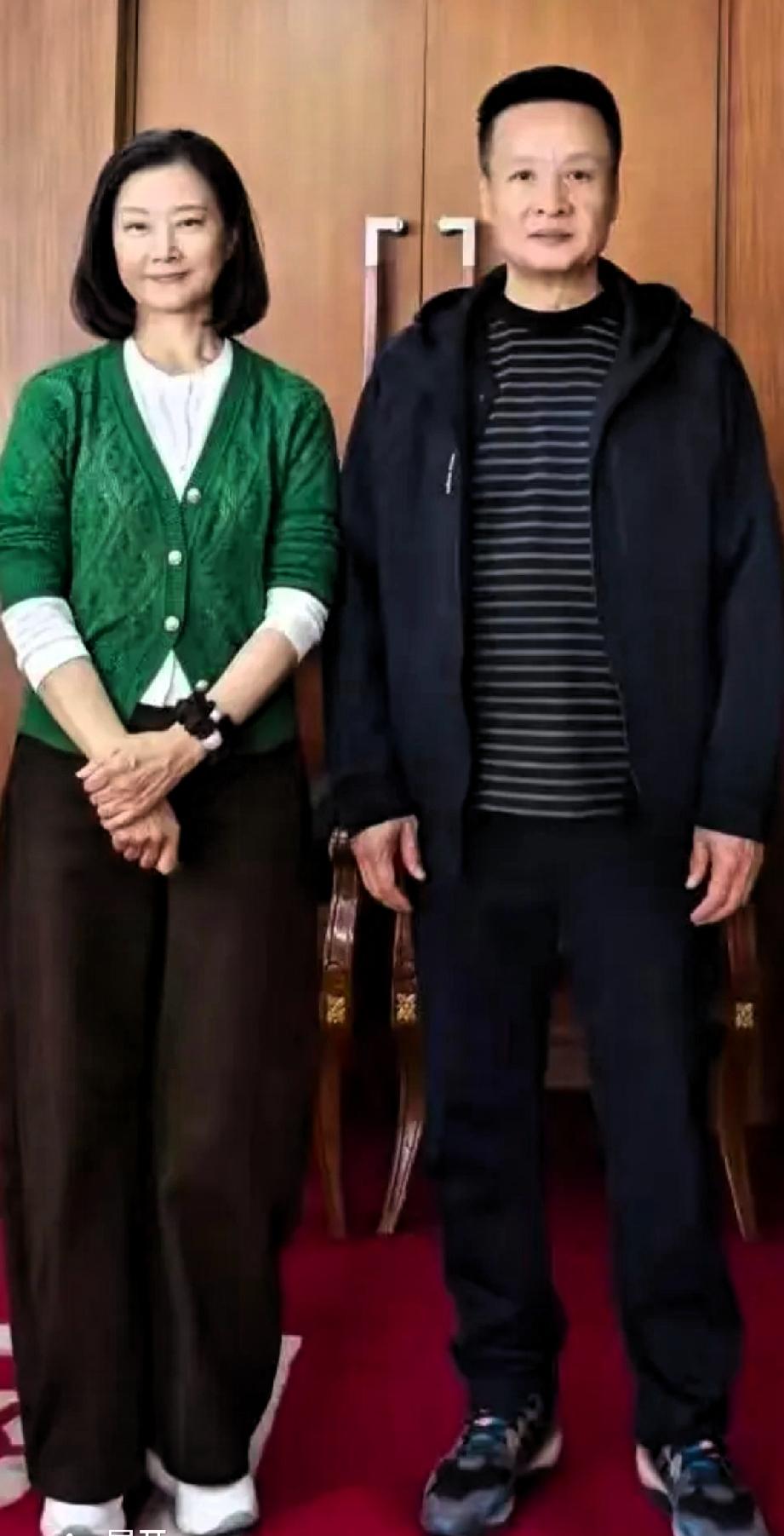 这两位可以说是当今中国乐坛民俗唱法的模板！
这是去年两位知名歌唱家的合影，一个6